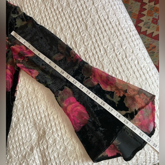 Karen Kane Black Velvet Burnout Bell Sleeve Floral Top Women’s M - Picture 13 of 13